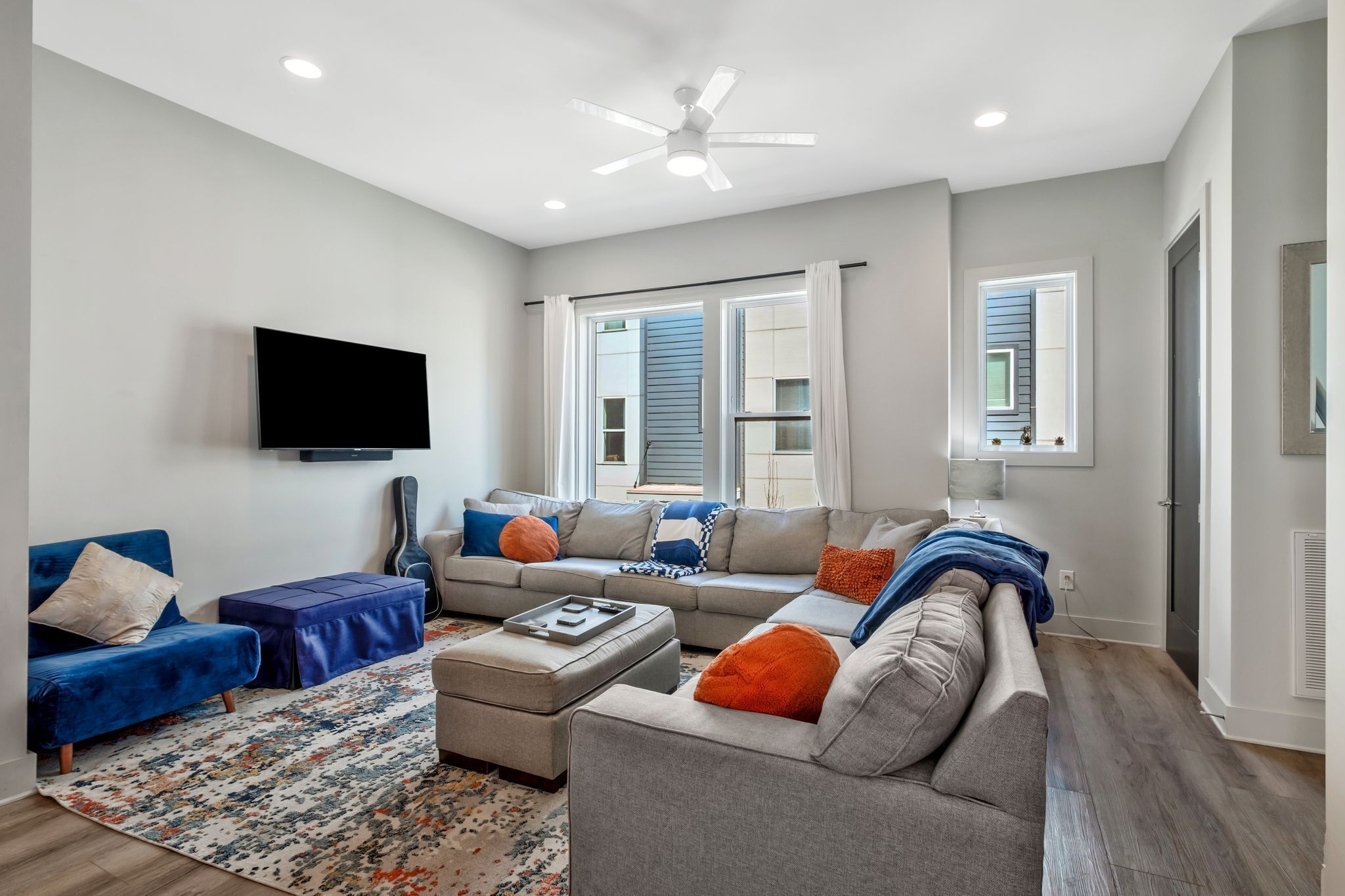 スマートテレビ、暖炉、ステレオ