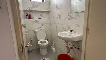 Toalhas de banho, sabonete, papel higiênico