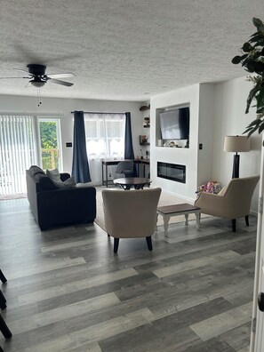 TV, fireplace