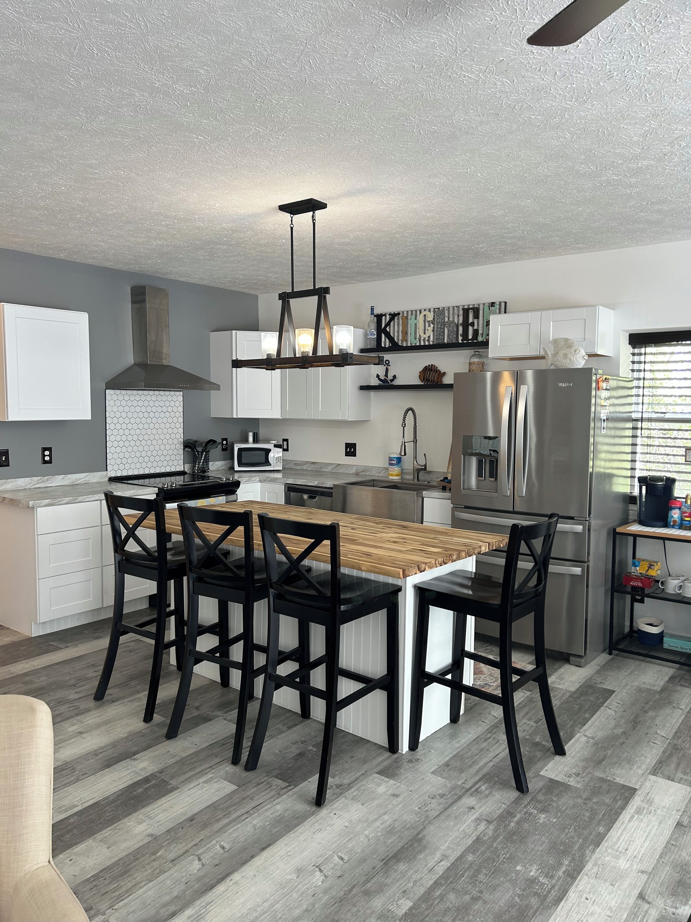 Mikrobølgeovn, ovn, kokeplater og oppvaskmaskin