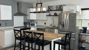 Mikrobølgeovn, ovn, kokeplater og oppvaskmaskin