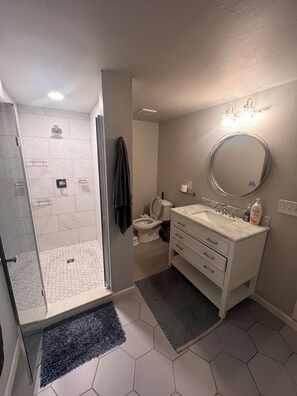 Bidet, asciugamani, carta igienica
