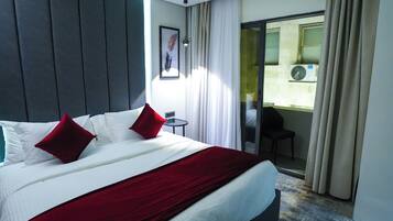 Caja de seguridad en la habitación y cortinas blackout