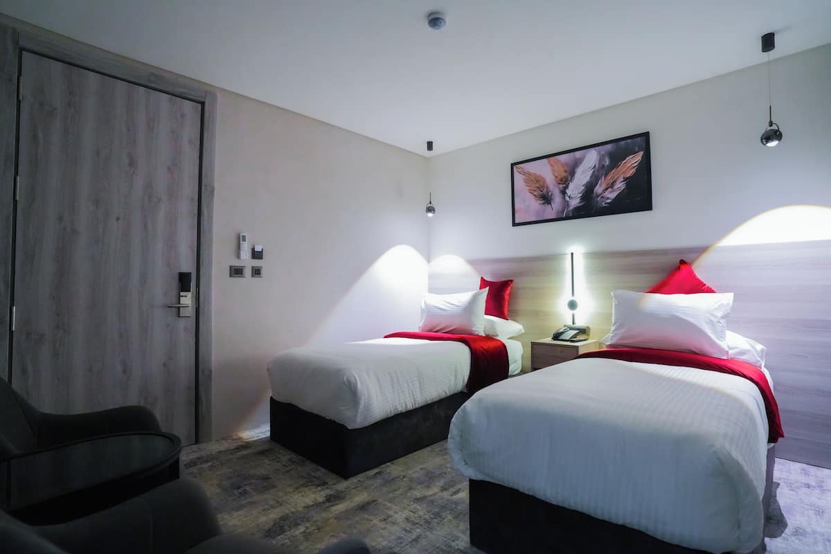 خزنة داخل الغرفة وستائر تعتيم وتجهيزات عازلة للصوت ومكواة/لوح كي