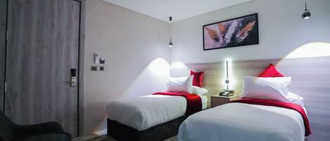 Värdeförvaringsskåp på rummet, mörkläggningsgardiner och ljudisolering