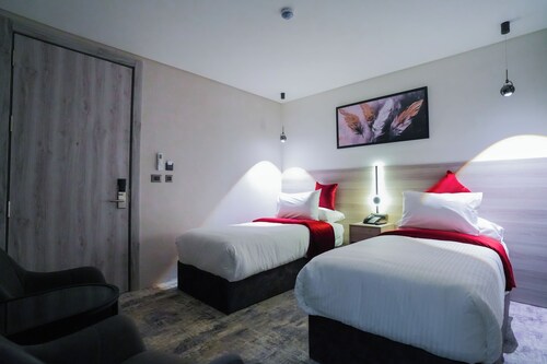 Roya Downton Boutique Hotel  