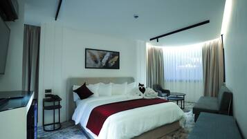 Studiosvit Comfort - utsikt mot staden | Värdeförvaringsskåp på rummet, mörkläggningsgardiner och ljudisolering