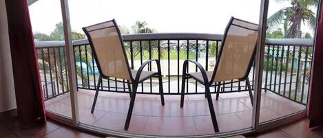 Habitación superior, vista al jardín | Espacio para trabajar con laptop, wifi gratis y ropa de cama