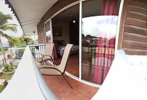 Superior-rum - utsikt mot trÀdgÄrden | Arbetsyta för laptop, gratis wi-fi och sÀngklÀder