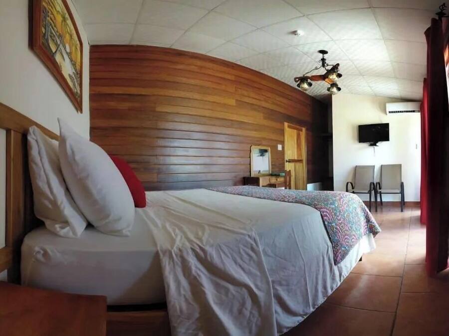 Superior Room, Garden View | Laptop workspace, free WiFi, bed sheets