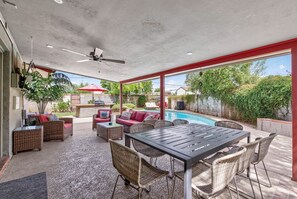 Outdoor dining - Pineapple Oasis - Private Heated Pool, Built-In BBQ, Game Room, ASU, Scottsdale (Tempe)