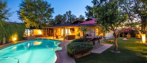 حمّام سباحة مُدفَّأ