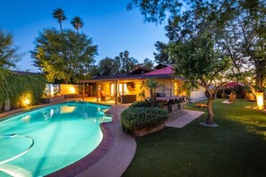 Lämmitetty uima-allas