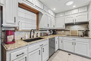 Microondas, horno, parrilla de estufa y lavavajillas 