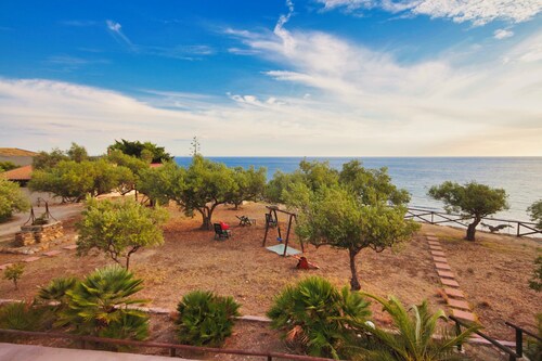 Bongiovi Houses - App. Yellow - 2 min from the beach, with garden and sea view