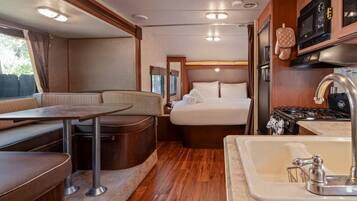 Frigorifero, microonde, forno, piano cottura