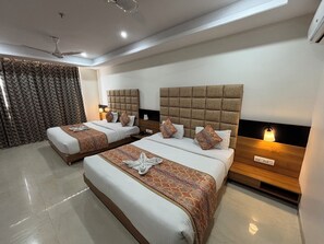 Habitación cuádruple familiar | Escritorio, espacio para trabajar con laptop y wifi gratis 