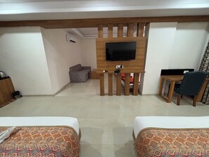 Habitación cuádruple familiar | Escritorio, espacio para trabajar con laptop y wifi gratis