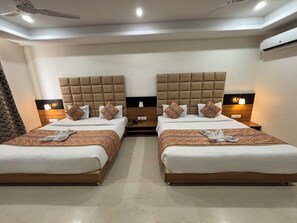 Familien-Vierbettzimmer | Schreibtisch, laptopgeeigneter Arbeitsplatz, kostenloses WLAN