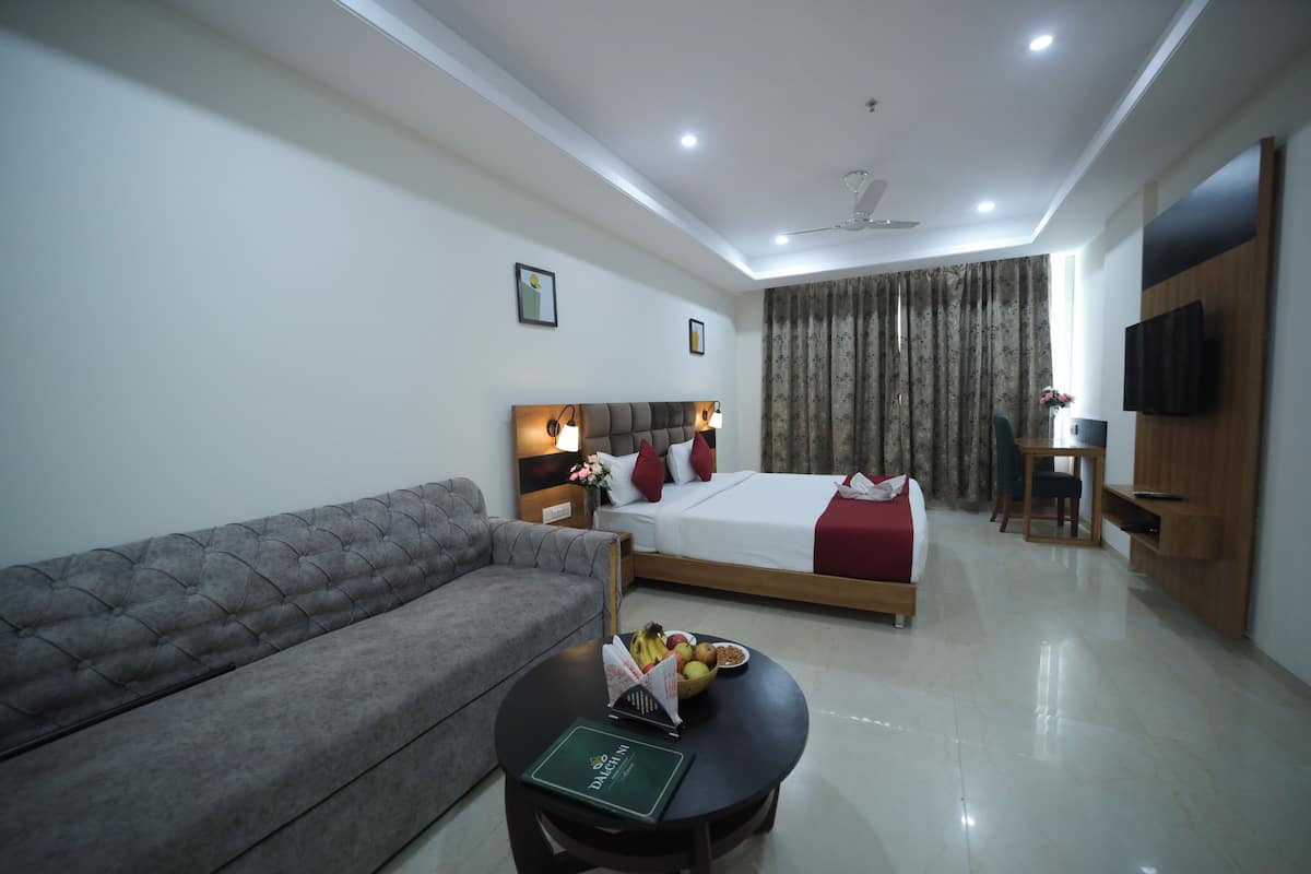 Executive Room | Desk, laptop workspace, WiFi (free)