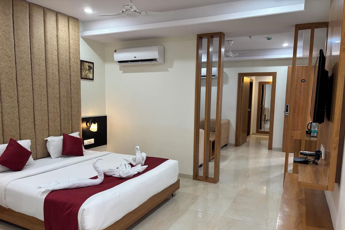 Suite presidencial, balcón, vista a la alberca | Escritorio, espacio para trabajar con laptop y wifi gratis