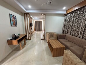 Suite presidencial, balcón, vista a la alberca | Sala de estar