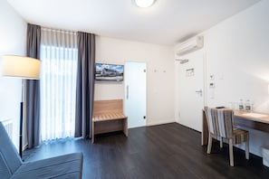Comfort-Doppelzimmer, Blick auf den Innenhof | Schreibtisch, laptopgeeigneter Arbeitsplatz, kostenloses WLAN