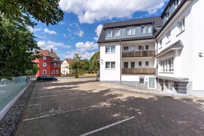 Free self parking - Bella Fino Hotel & Suites (Bielefeld)