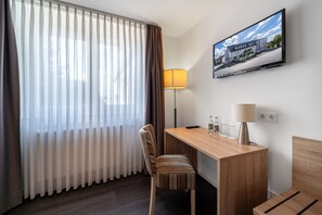 Dobbeltrom – standard | Skrivebord, skrivebord for bærbar PC og wi-fi (inkludert)