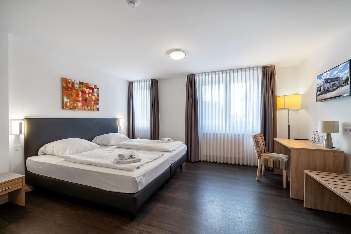 Standard-Doppelzimmer | Schreibtisch, laptopgeeigneter Arbeitsplatz, kostenloses WLAN