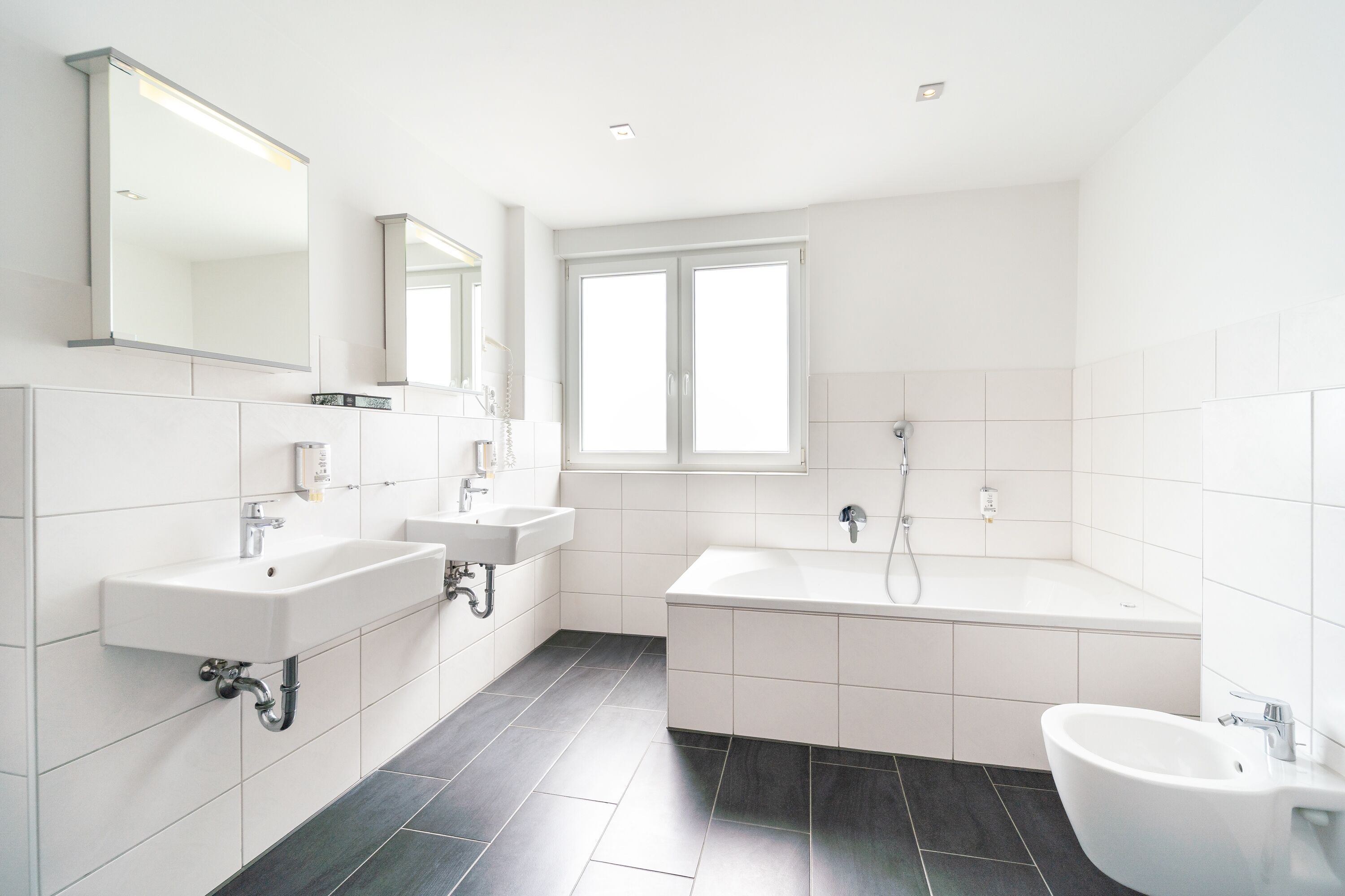 Badewanne und Dusche (separat), Haartrockner, Handtücher, Seife