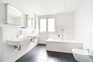 Separate bathtub and shower, hair dryer, towels, soap - Bella Fino Hotel & Suites (Bielefeld)