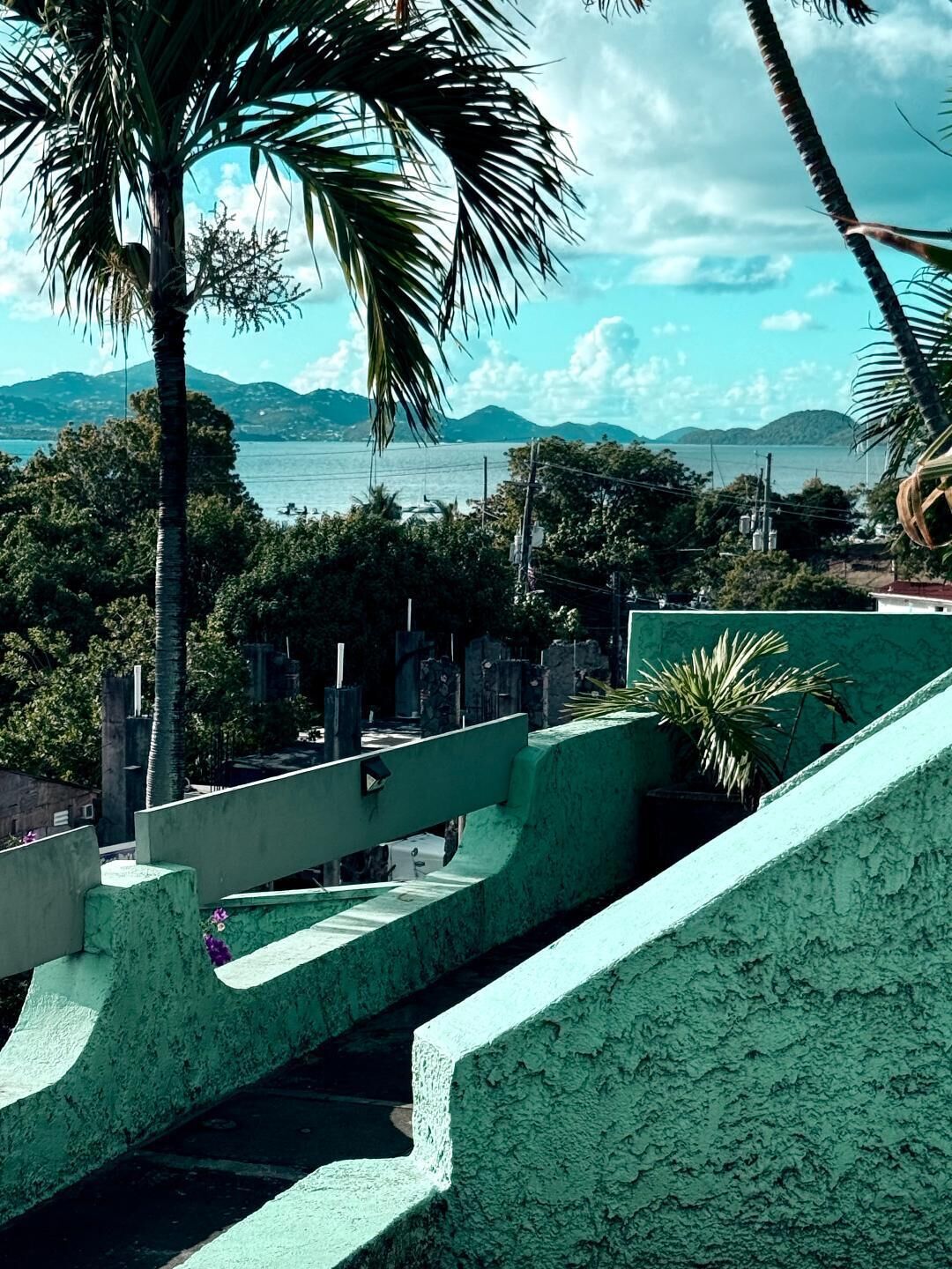 Views & fully walkable to Cruz Bay. No big hills. 