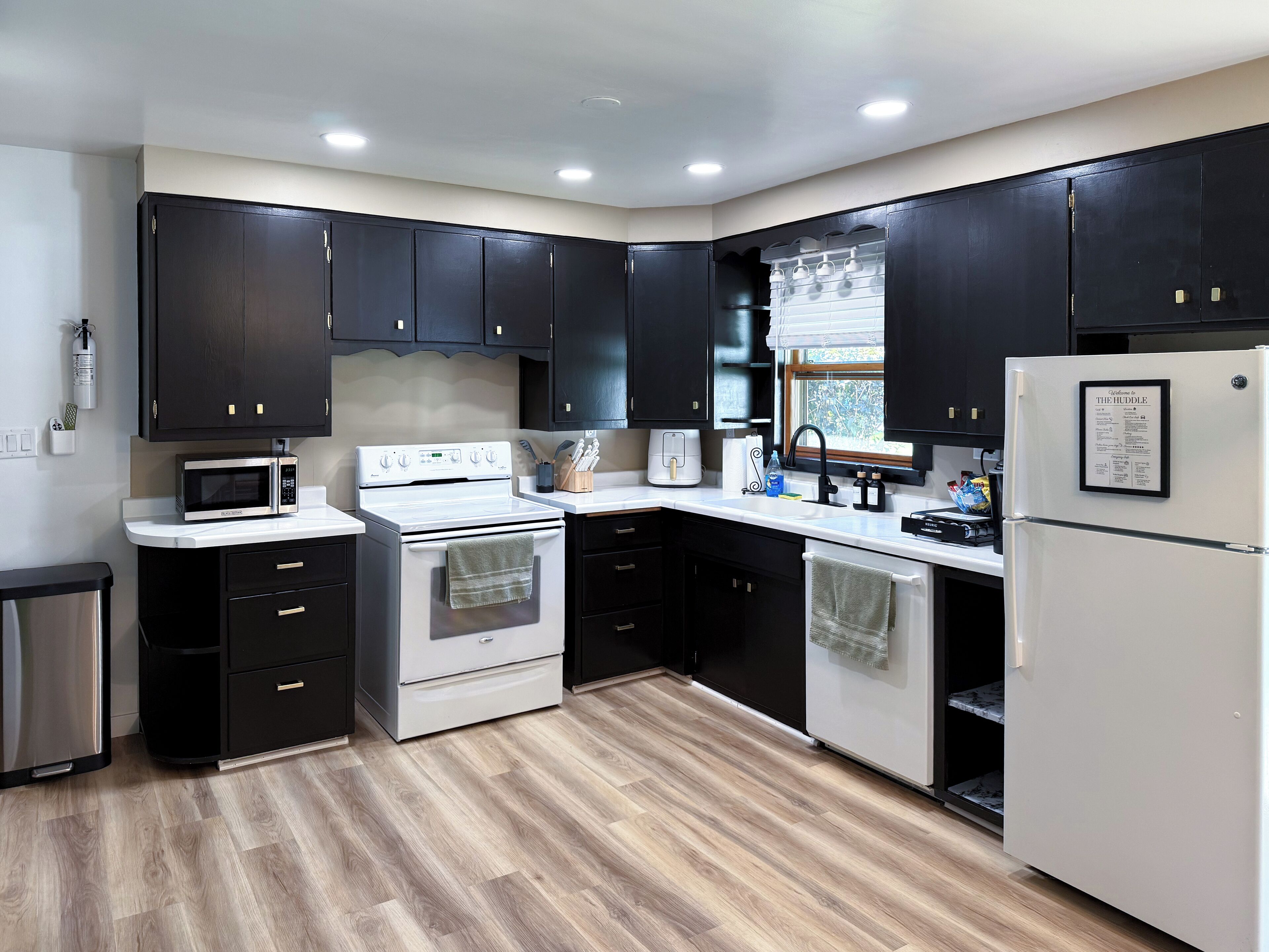 Frigorífico, microondas, horno y tostadora