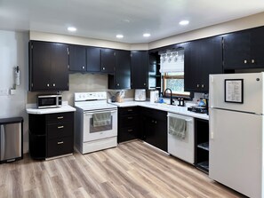 Frigorífico, microondas, horno y tostadora