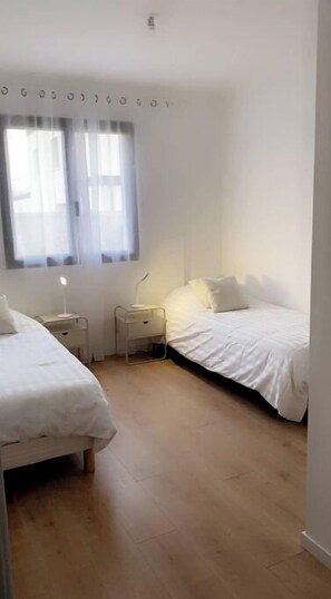 3 habitaciones, escritorio, tabla de planchar con plancha y wifi 