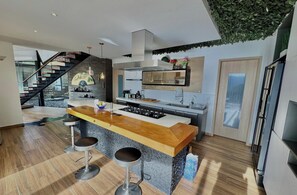 Micro-ondes, plaque de cuisson, lave-vaisselle
