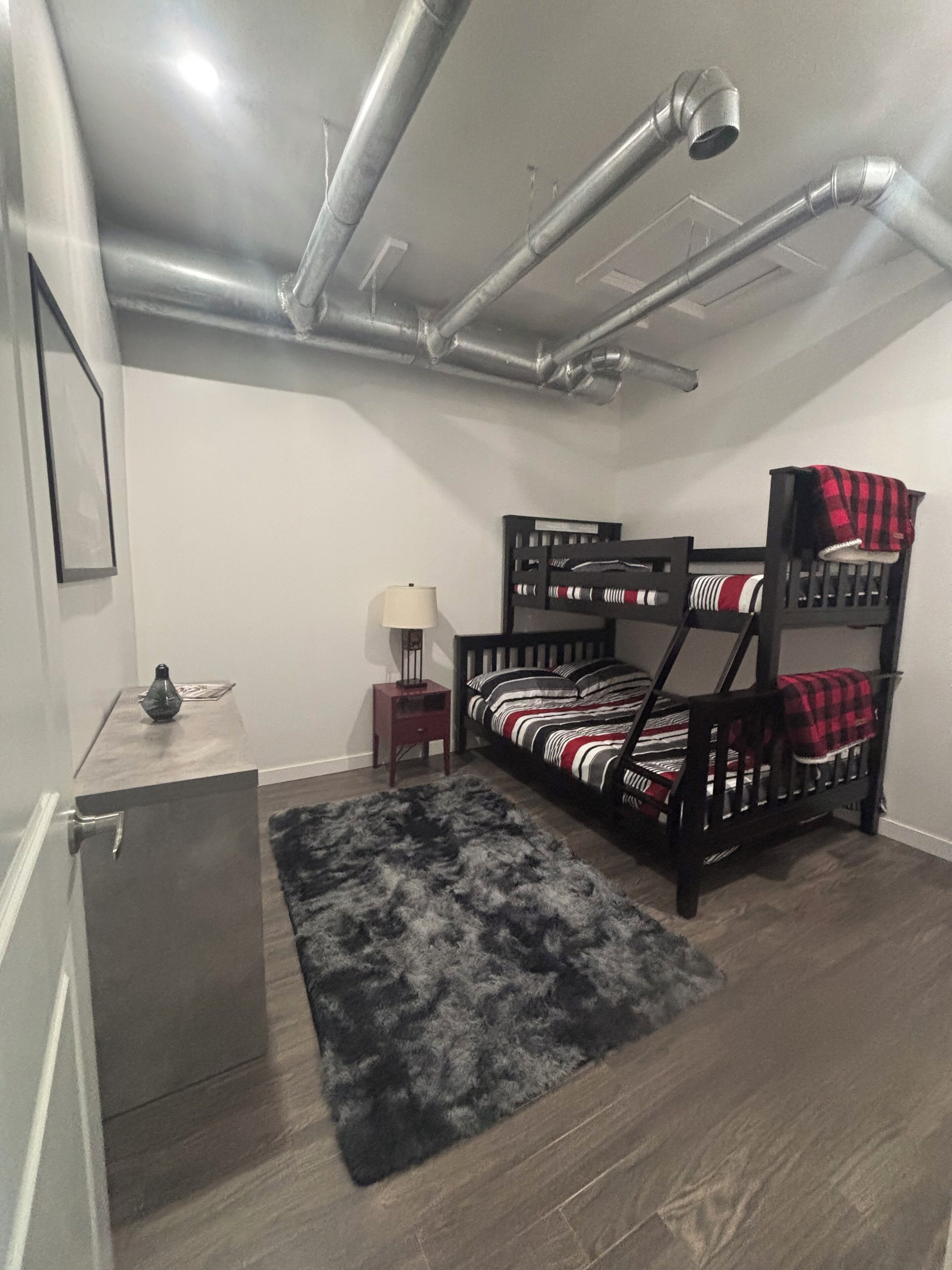 2 多间卧室、客房内保险箱、免费 WiFi、床单