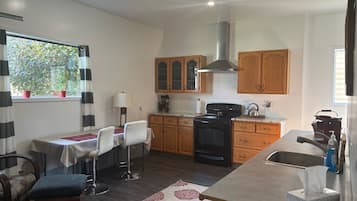 Fridge, oven, stovetop, coffee/tea maker
