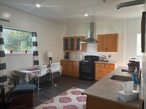 Fridge, oven, stovetop, coffee/tea maker