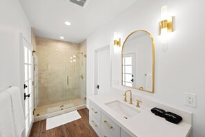 Douche, serviettes fournies, savon, papier de toilette