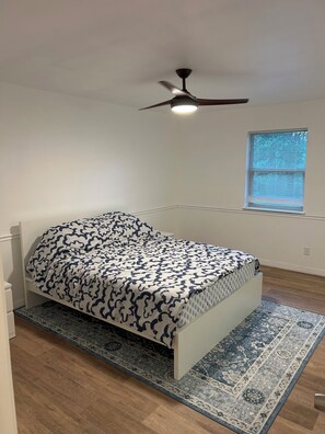 4 bedrooms, iron/ironing board, WiFi, bed sheets - Crew-Ready Near Nine Mile Pensacola Stay (Pensacola)