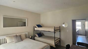 1 habitación, tabla de planchar con plancha, wifi y ropa de cama