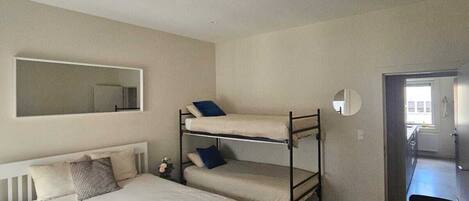 1 chambre, fer et planche Ă repasser, Wi-Fi, draps fournis