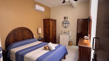 Habitació doble Comfort, pati, vistes al jardí | Caixa forta a l'habitació, planxa i posts de planxar i wifi gratuïta
