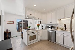 Fridge, microwave, oven, stovetop - 2 bed/2 bath in the heart of Bernal Heights (San Francisco)