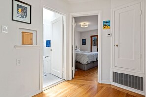 Tabla de planchar con plancha, wifi gratis y ropa de cama 