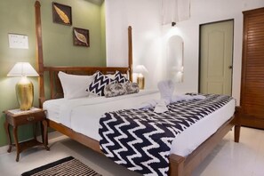 4 bedrooms, iron/ironing board, WiFi, bed sheets
