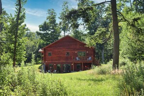 Exterior - Luxury Log Cabin - Walk to Sleeping Bear Sand Dunes (Empire)