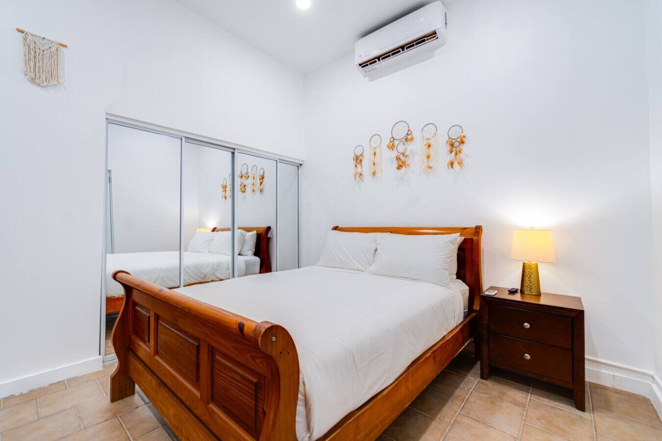 Caja de seguridad en la habitación y tabla de planchar con plancha 